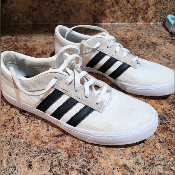 Adidas men's 8.5 - Picture 1 of 5